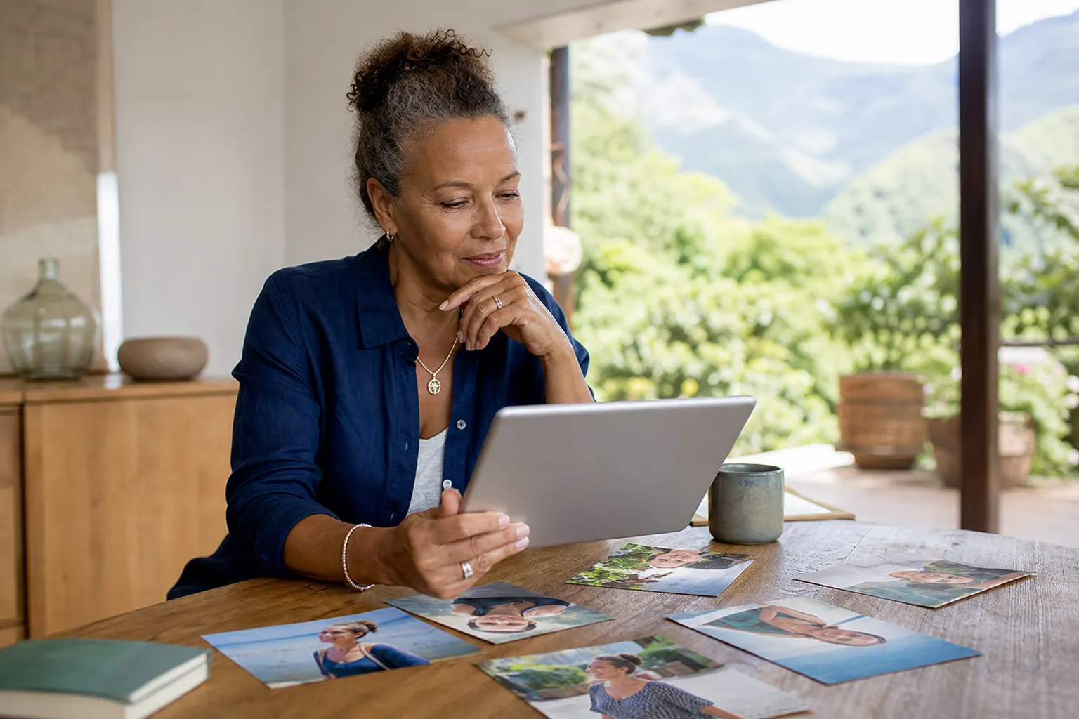 Une femme de plus de 50 ans consultant une application de rencontre sur son téléphone dans un café lumineux